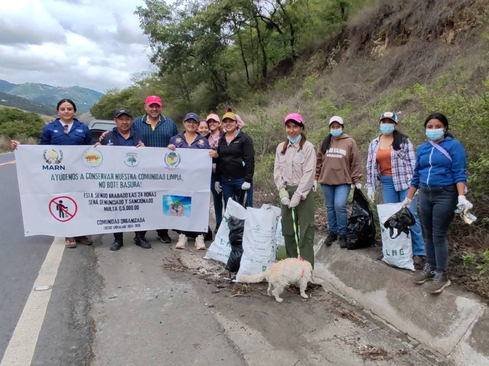 Conmemoran Día Mundial del Ambiente retirando toneladas de basura de las carreteras