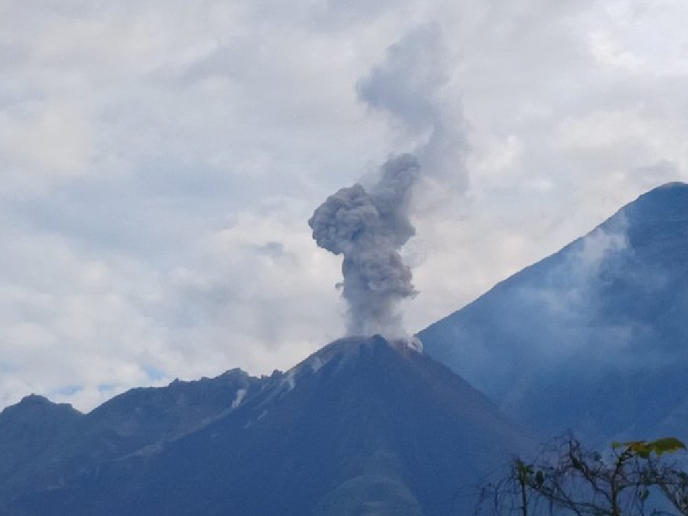 Conred emite recomendaciones por explosiones en el volcán Santiaguito