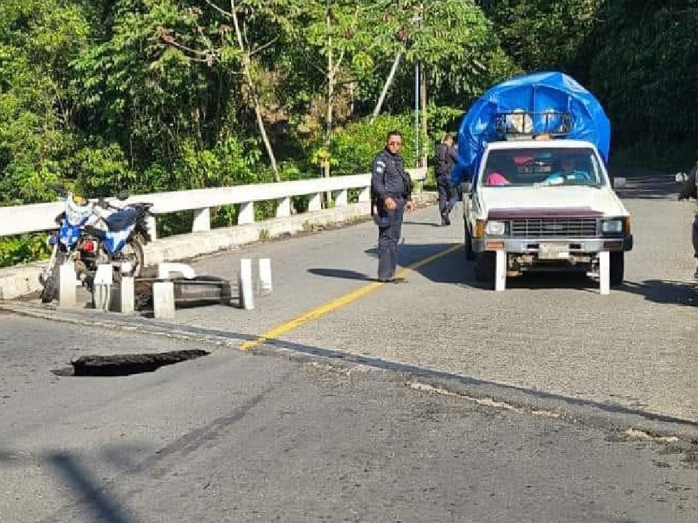 Coordinan trabajos para atender socavamiento en carretera de San Marcos