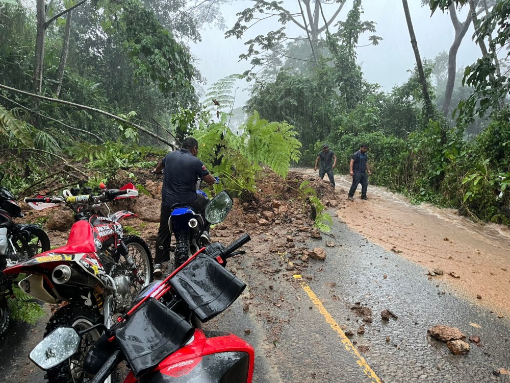 Copiosas lluvias provocan deslizamiento que casi incomunica ruta en Coatepeque