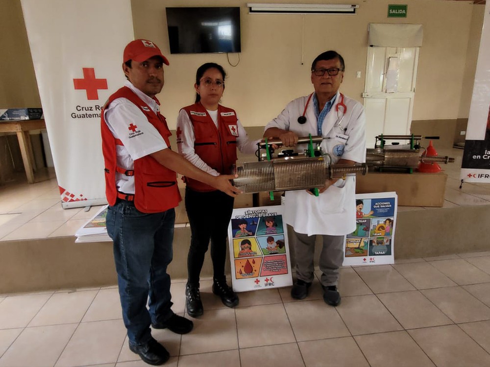 Cruz Roja entrega equipo para fumigar y evitar el dengue 