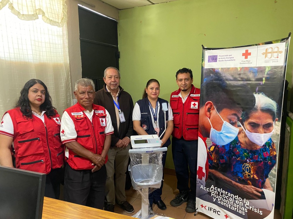 Cruz Roja Quetzaltenango dona equipo médico al Centro de Salud de Xela 