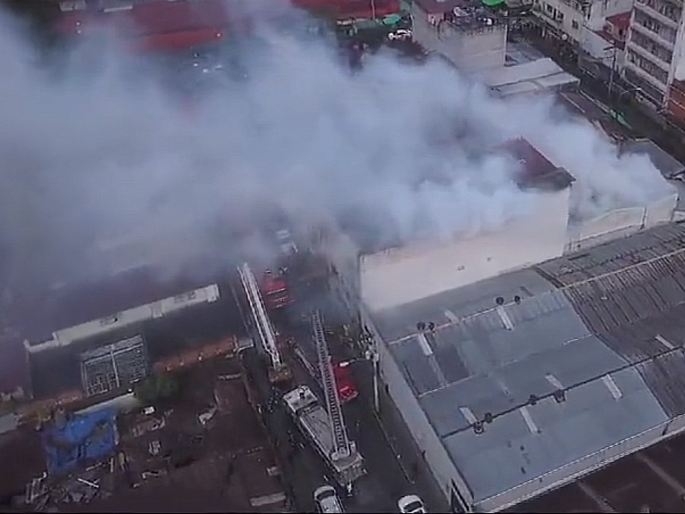 Cuatro niveles de bodegas de juguetes navideños se incendian en la zona 1 de la capital 