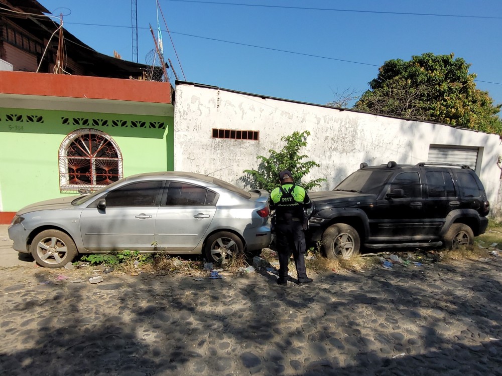 Dan 36 horas para retirar carros que obstruyen la calle principal de Magnolia, zona 6 de Coatepeque