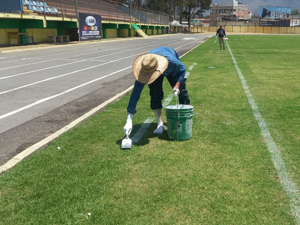 Dan mantenimiento a gramilla del estadio Los Cuchumatanes