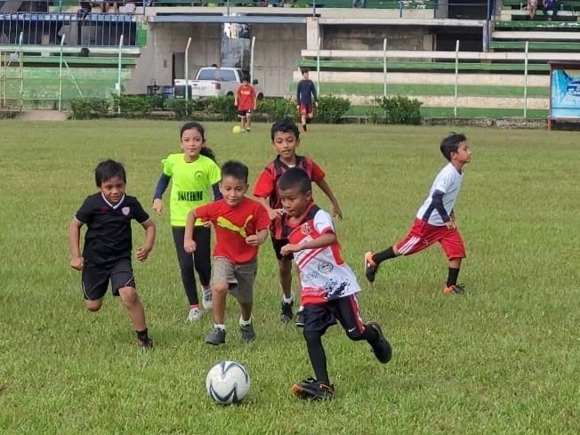 Decenas de niños y niñas asisten a curso de futbol en Coatepeque