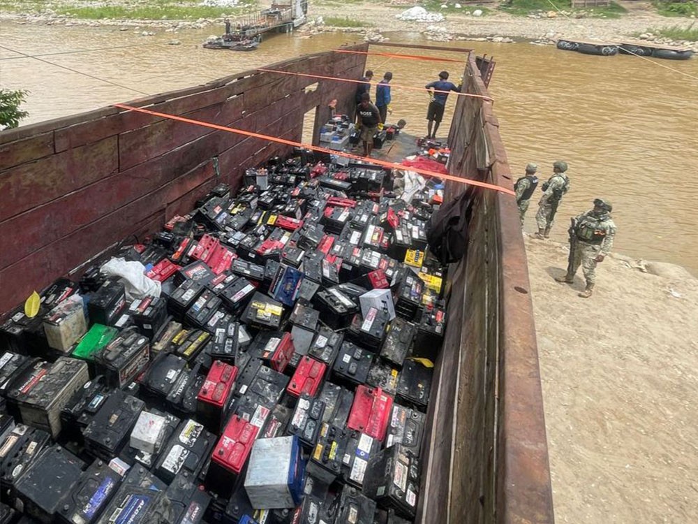 Decomisan cargamento de acumuladores (baterías) en la frontera con Guatemala