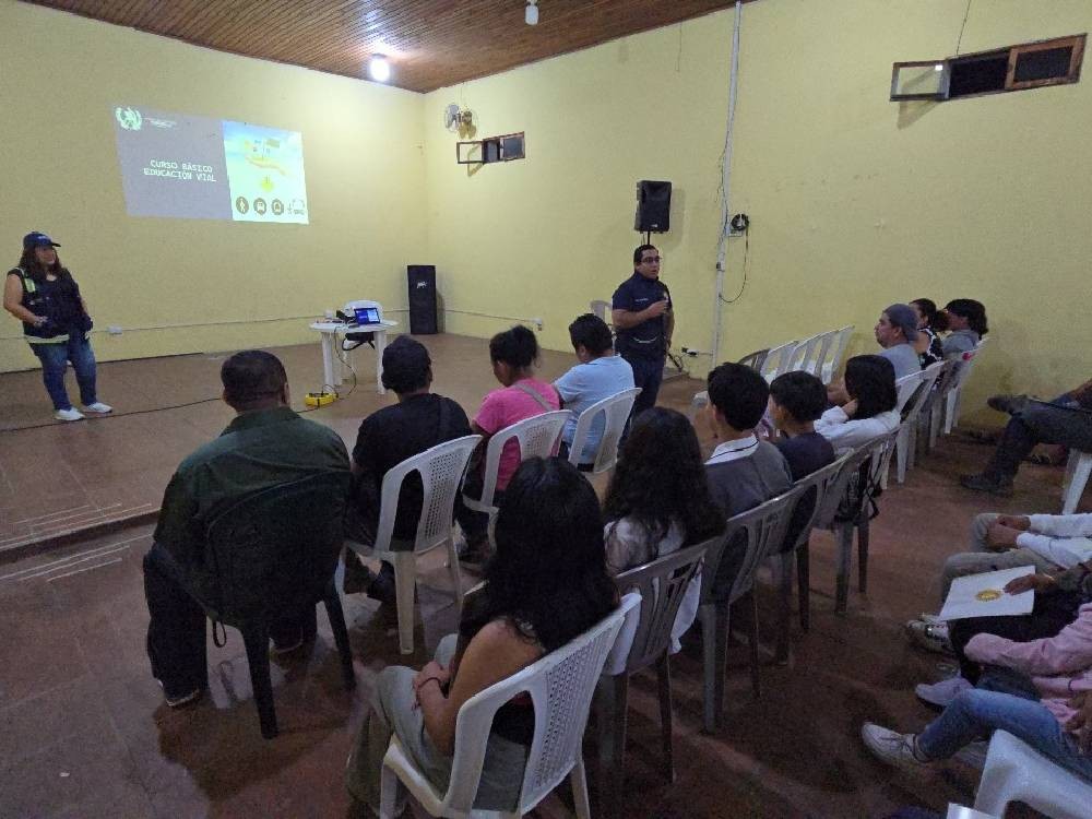 Departamento de Tránsito de la PNC brinda educación vial a estudiantes y pilotos de Mazatenango