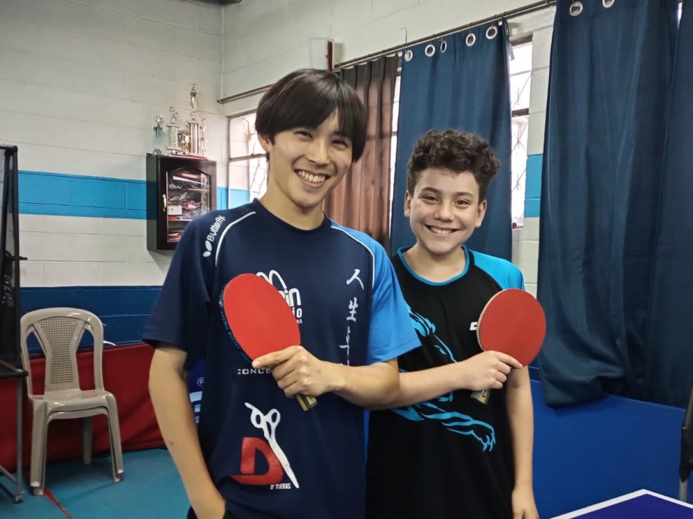Deportista japonés apoya el desarrollo del tenis de mesa en Xela