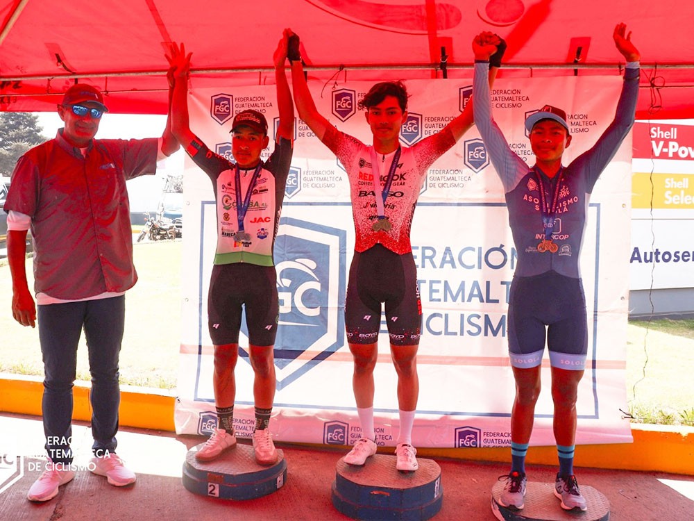 Destacan en la primera clásica juvenil y femenina de ciclismo en Quetzaltenango