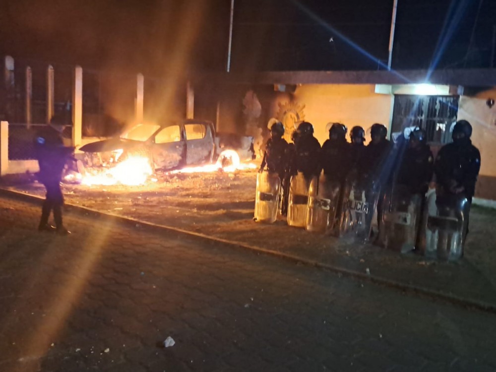 Disturbios en Cabricán dejan vehículos incendiados y agentes de PNC heridos