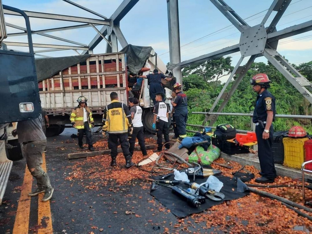 Dos heridos por fuerte choque en la ruta CA-2 del puente Ixtacapa en Suchitepéquez