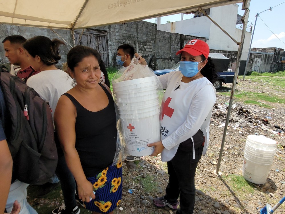 Cruz Roja beneficia a familias coatepecanas con ecofiltros