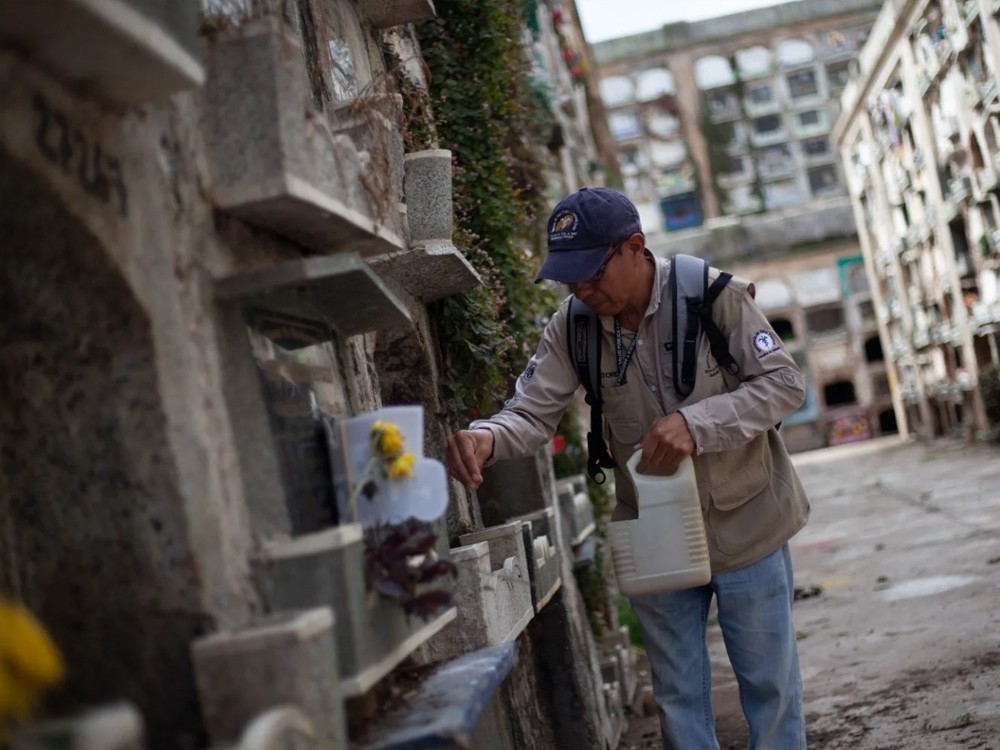 El Ministerio de Salud realiza recomendaciones para prevenir el dengue durante visita a cementerios