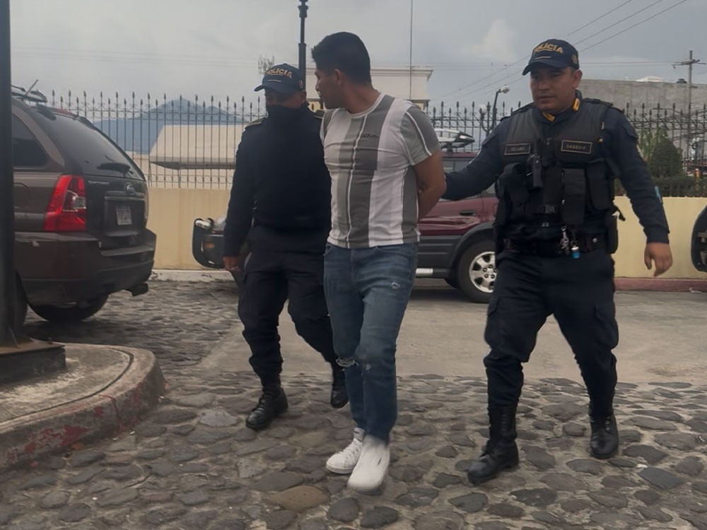 Elemento del Ejército de Guatemala capturado cuando disparaba al aire 