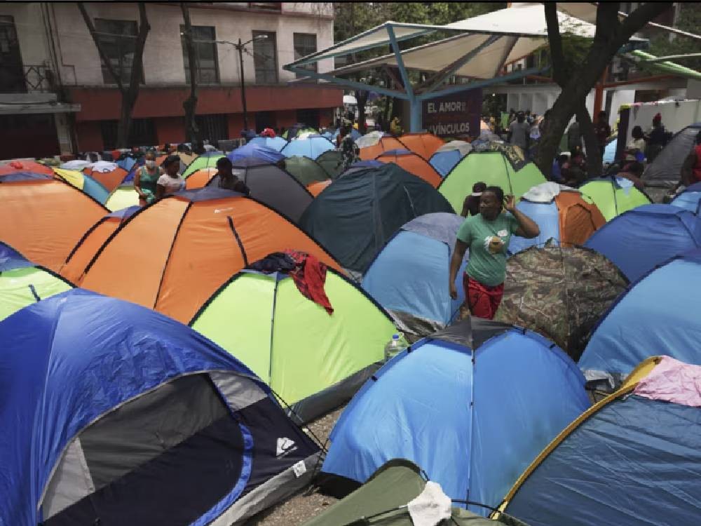 En espera de asilo en EEUU, migrantes improvisan su vida en campamentos en Ciudad de México