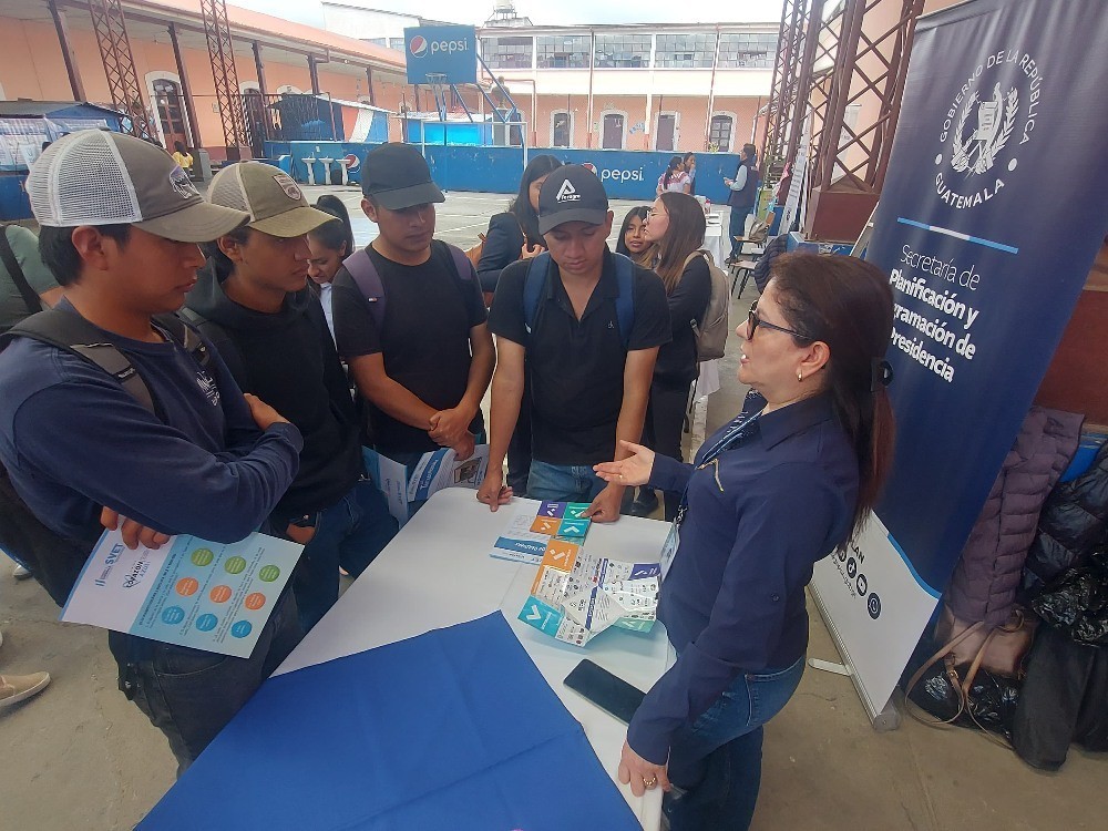 En Xela, promueven becas nacionales y extranjeras