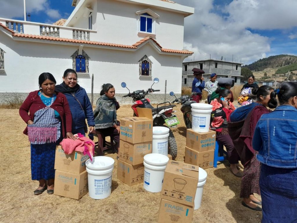 Entregan ecofiltros a pobladores de Chiantla para mejorar calidad de agua