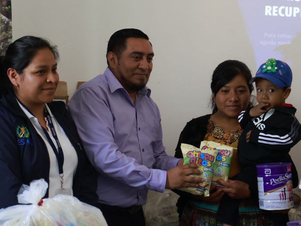 Entregan insumos para combatir la desnutrición en San Juan Ostuncalco 