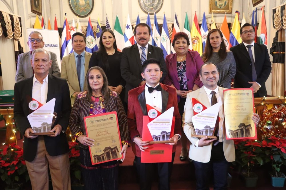 Entregan reconocimiento Embajador Vive Xela 