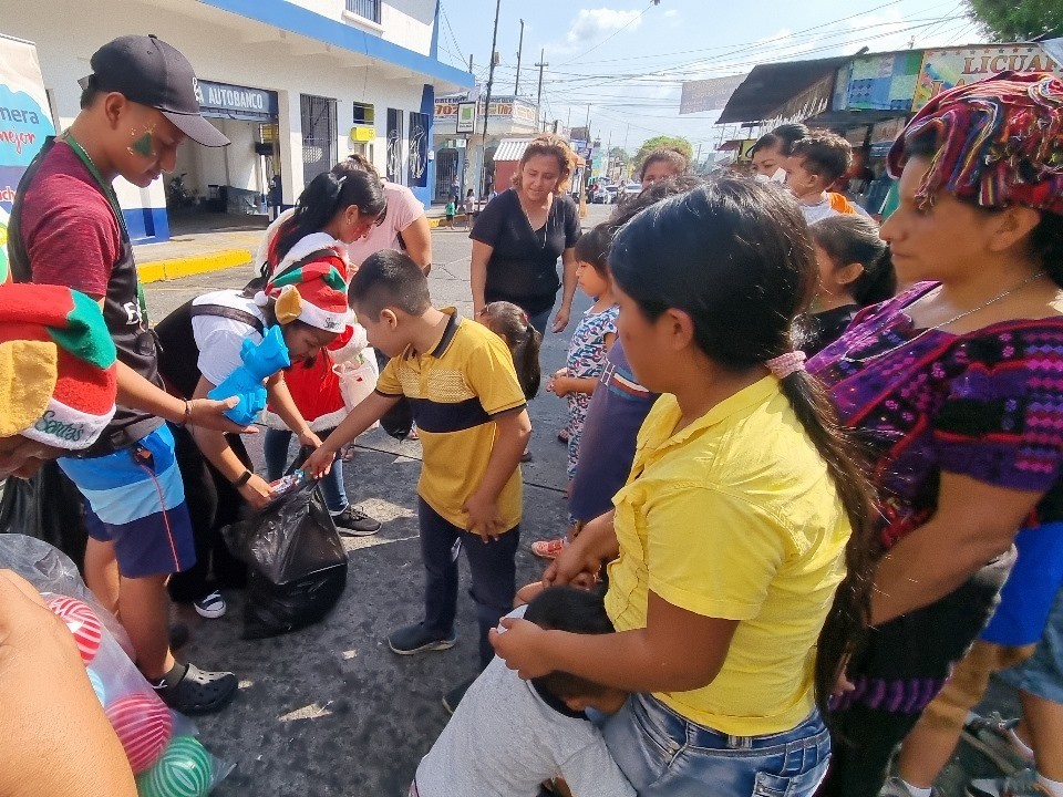 Entregan regalos a niños en situación de calle y del Hospital Nacional de Mazatenango