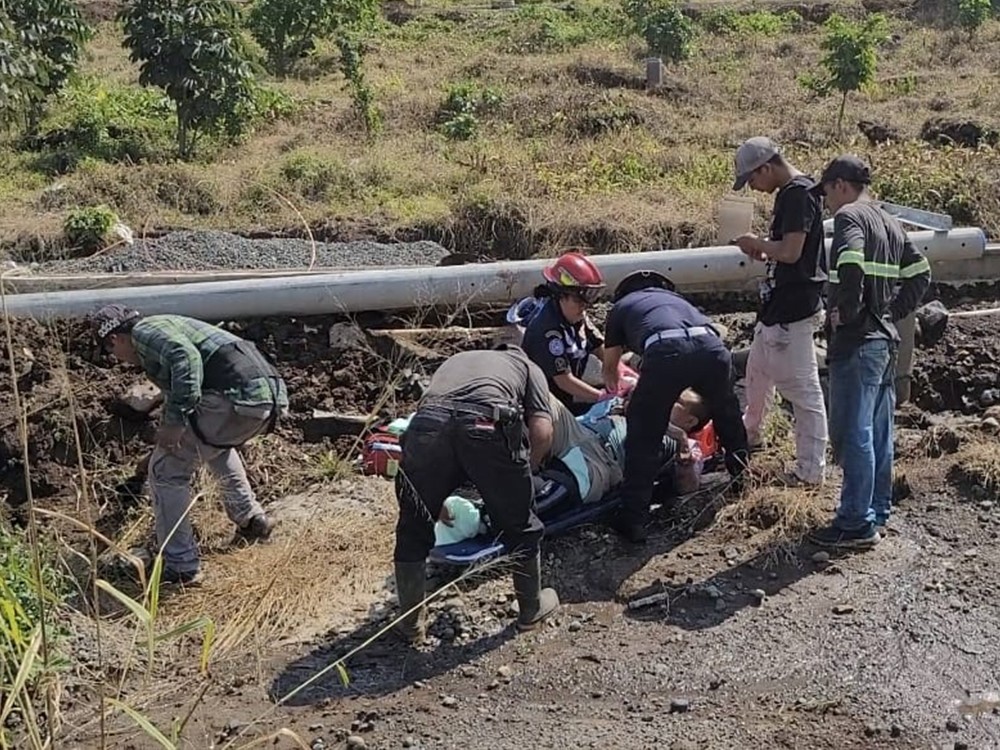 Equipo de seguridad salva la vida de trabajador tras caída con poste eléctrico en Coatepeque