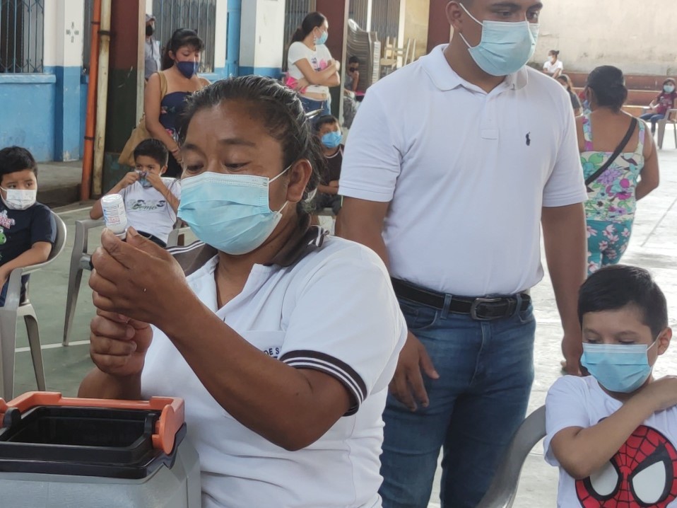 Escuelas de Coatepeque continúan solicitando jornadas de vacunación