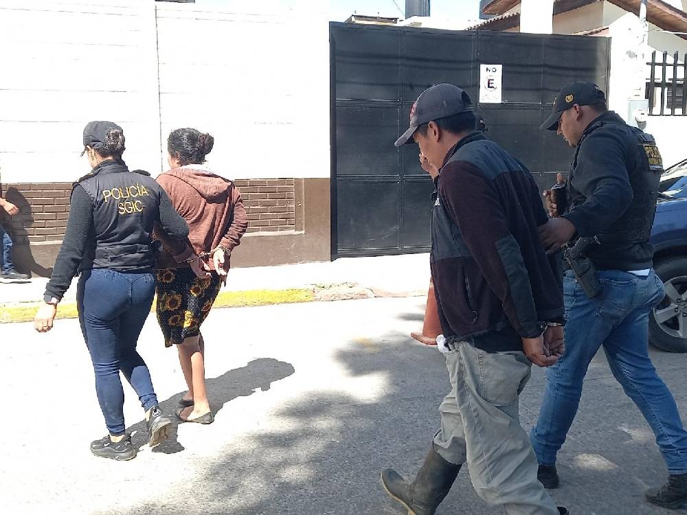 Esposos sospechosos de la muerte de su hija son capturados