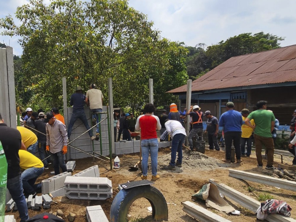 Estudiantes de Arquitectura del Cunoc construyen aula en escuela olvidada por el Gobierno  