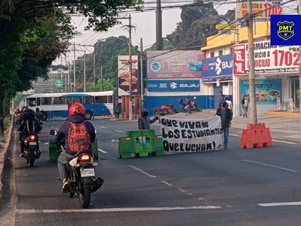 Estudiantes de la Usac bloquean avenida importante en la capital 