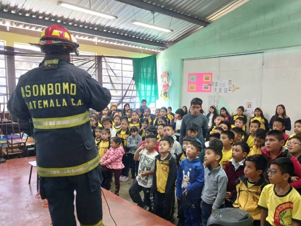 Estudiantes participan en simulacro de terremoto y son capacitados en primeros auxilios