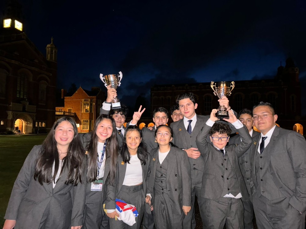 Estudiantes quetzaltecos triunfan en competencia académica disputada en Inglaterra