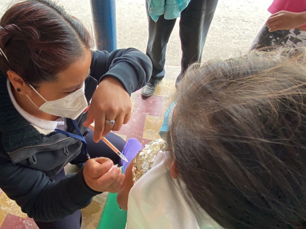 Estudiantes y padres de familia acudieron a la vacunación contra el Coronavirus en la zona 1 de Xela