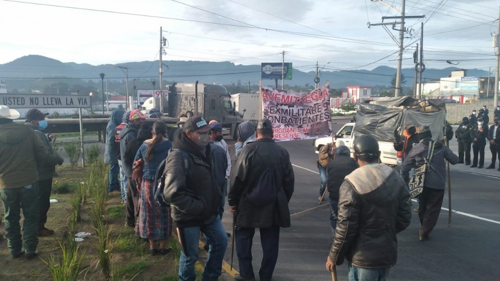 Exmilitares bloquean principales rutas del país