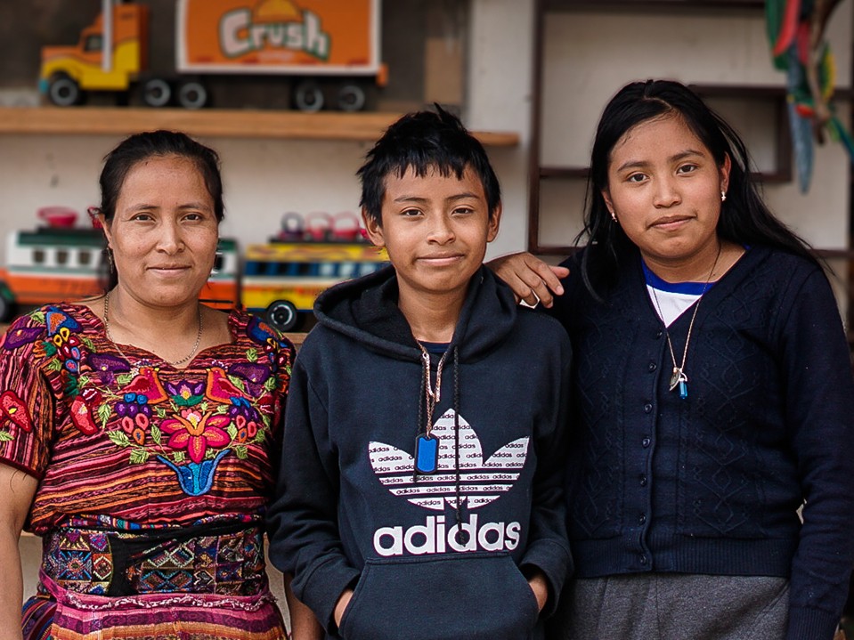 Familia de artesanos Yaxón Soch lleva 19 años creando  buses a escala