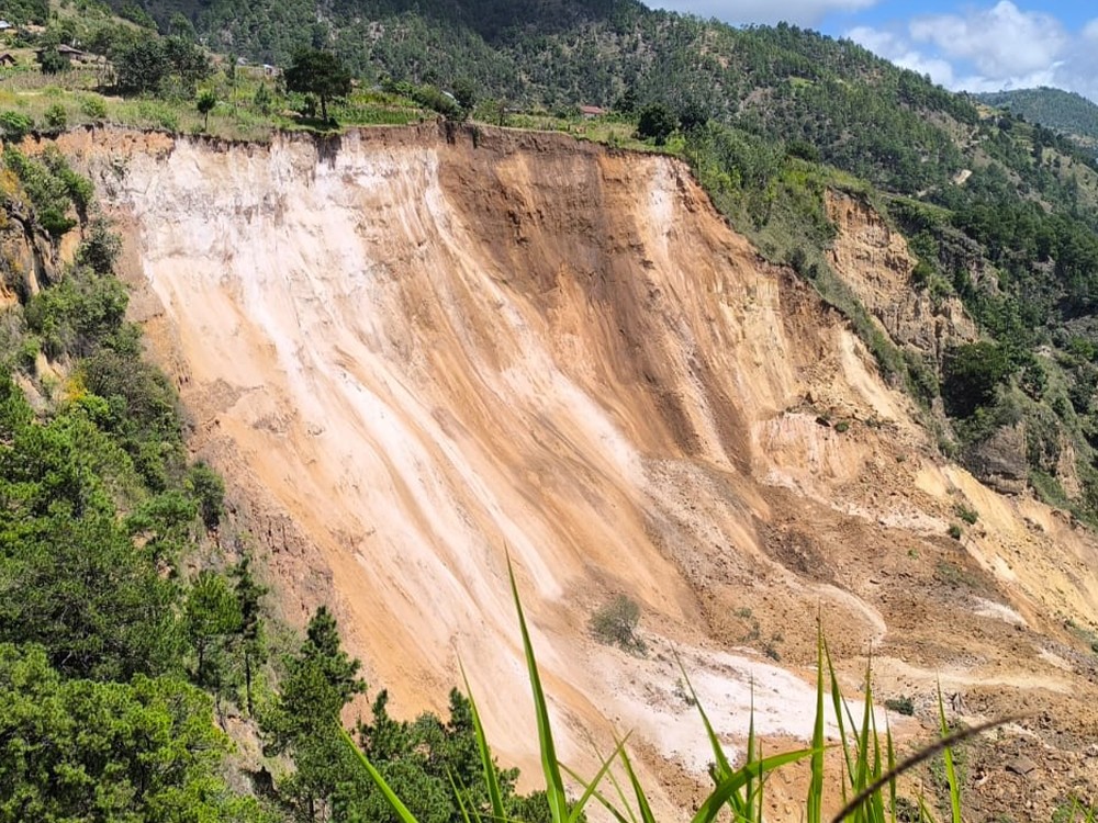 Familias deciden dejar sus viviendas a causa de deslizamiento de tierra