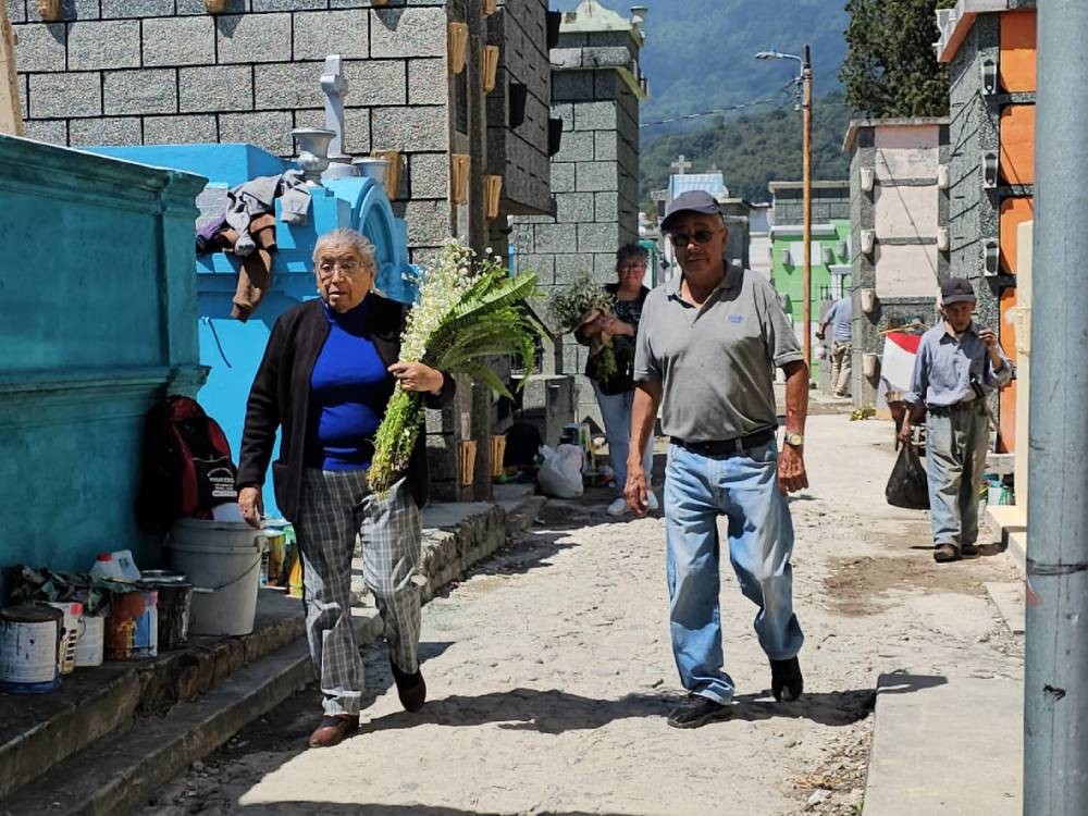 Familias se reúnen en los cementerios para honrar a sus seres queridos en el Día de Todos los Santos