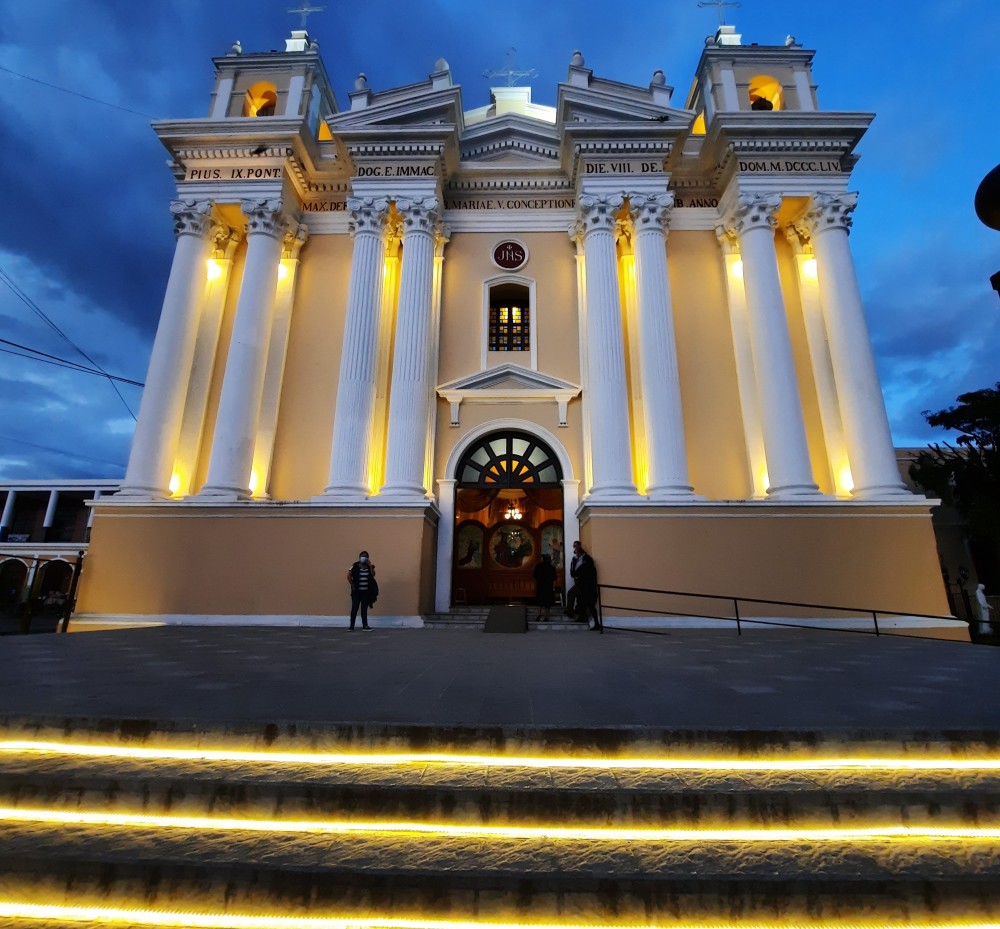 FOTOS: Así se ve iluminada la Catedral de Huehuetenango