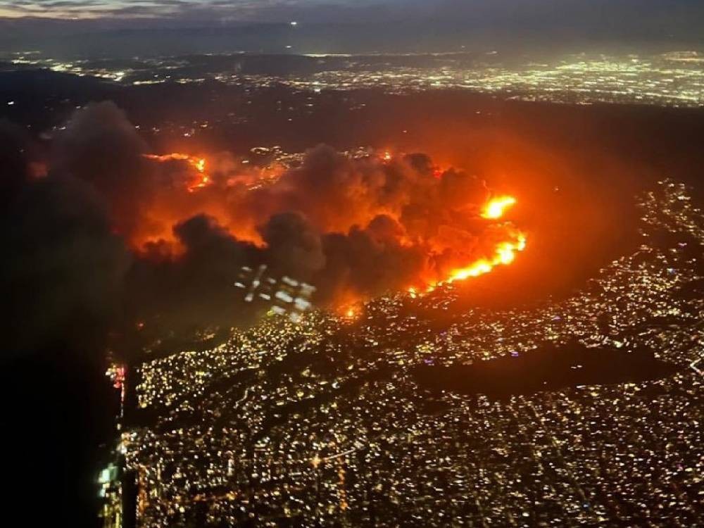 Fuego sin control: incendios en Los Ángeles han destruido muchas estructuras