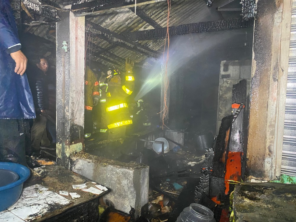 Fuegos artificiales habrían provocado incendio en mercado que deja miles de pérdidas 