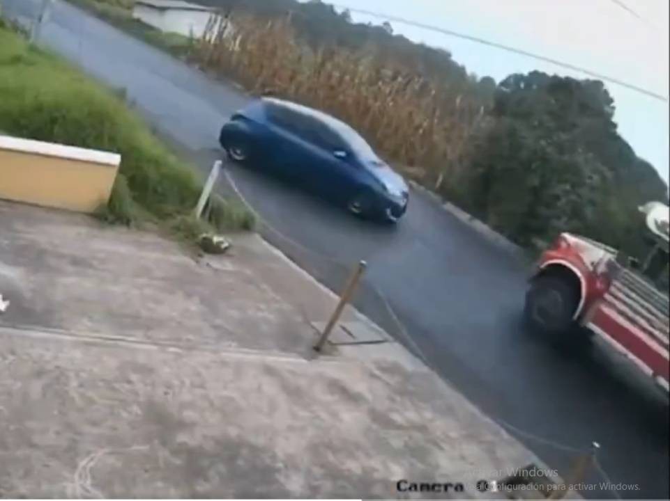 VIDEO: Fuerte accidente queda grabado por cámaras de seguridad 