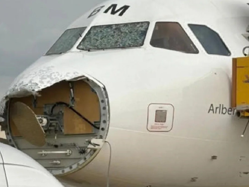 Fuerte granizada durante un vuelo daña la nariz de un avión de Austrian Airlines