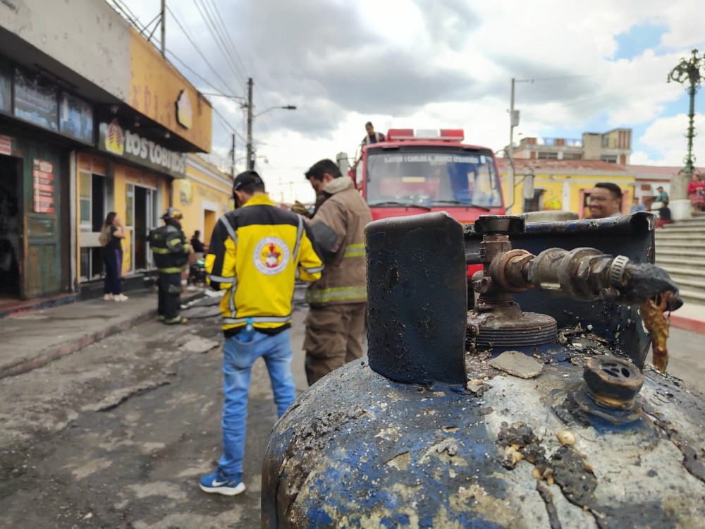 Fuga de gas causa incendio en restaurante reconocido en el centro histórico de Xela