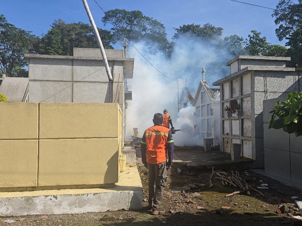 Fumigan en el Cementerio de Mazatenango