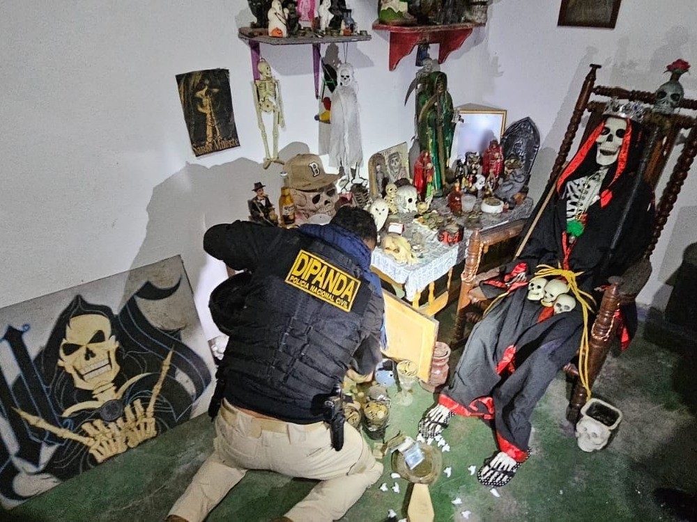 Fusiles, droga y un altar a la Santa Muerte, son hallados en operativos, que dejan dos capturas