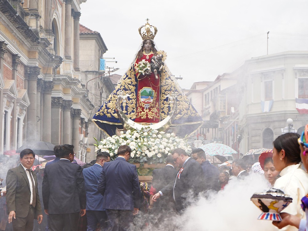 Galería: Así se vivió el paso de la Santísima Virgen del Rosario por las calles de Xela