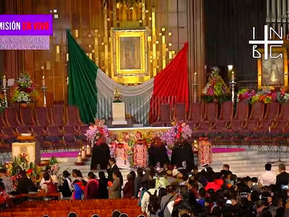 Grupo Danza Maya Raíces, de Quetzaltenango, rinde homenaje a la Virgen Morena en el altar mayor de la Basílica de Guadalupe