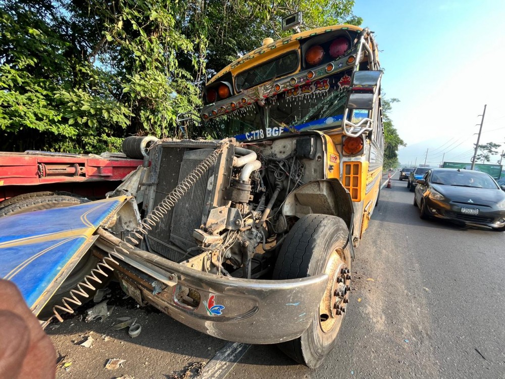 Heridos y daños materiales tras accidente de bus en Mazatenango 