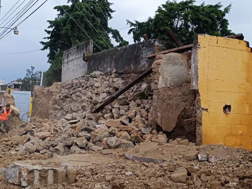 Histórico muro del  Centro Intercultural colapsa tras fuerte aguacero de este lunes 