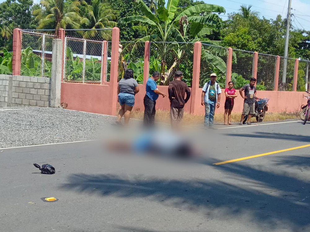 Hombre es asesinado frente a establecimiento educativo 